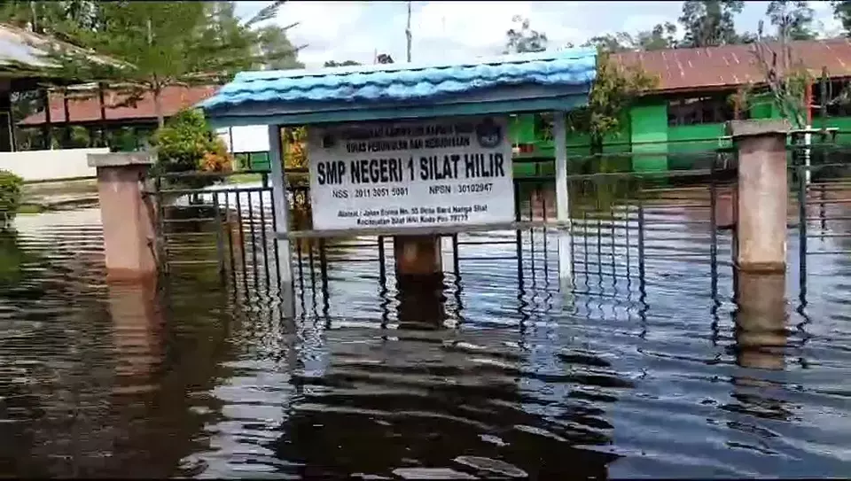 Bencana banjir terus meluas di Kabupaten Kapuas Hulu, Kalimantan Barat. Hingga kini, sedikitnya 11 kecamatan dan 50 desa terendam air, Sabtu, 20 Januari 2024.