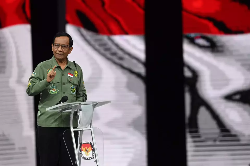Cawapres nomor urut 3 Mahfud MD menyampaikan pandangannya saat Debat Keempat Pilpres 2024 di Jakarta Convention Center (JCC), Jakarta, Minggu, 21 Januari2024.