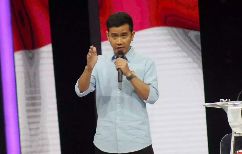 Cawapres nomor urut 2 Gibran Rakabuming Raka menyampaikan pandangannya saat Debat Keempat Pilpres 2024 di Jakarta Convention Center (JCC), Jakarta, Minggu, 21 Januari2024.