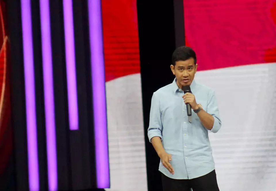 Cawapres nomor urut 2 Gibran Rakabuming Raka menyampaikan pandangannya saat Debat Keempat Pilpres 2024 di Jakarta Convention Center (JCC), Jakarta, Minggu, 21 Januari2024.