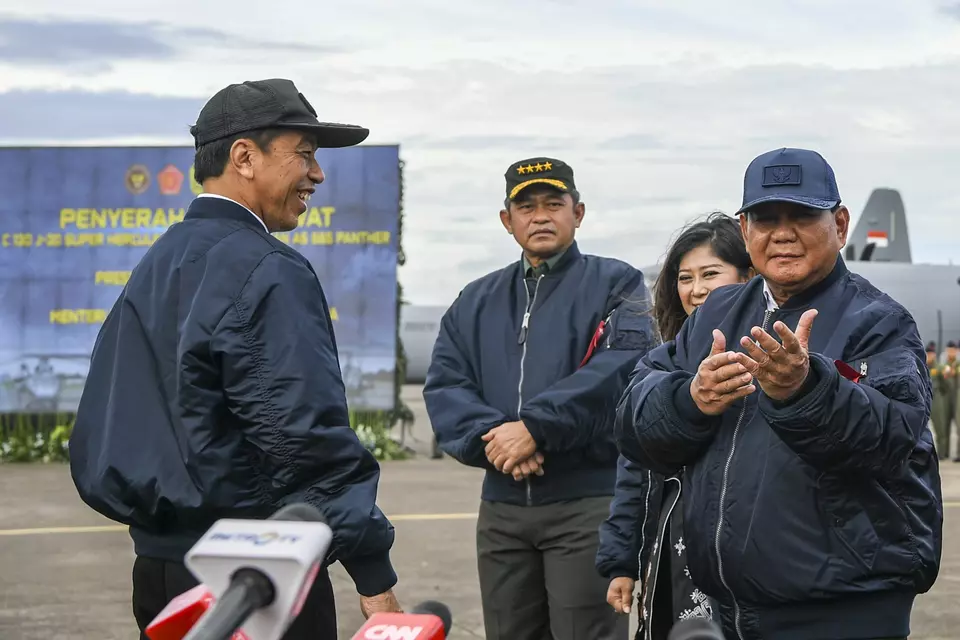 Presiden Joko Widodo (kiri) didampingi Menteri Pertahanan Prabowo Subianto (kanan) dan Kepala Staf TNI Angkatan Darat (KSAD) Jenderal TNI Maruli Simanjuntak (kedua kiri) menjawab pertanyaan wartawan seusai mengikuti kegiatan serah terima alutsista pesawat dari Pemerintah untuk TNI di Lanud Halim Perdanakusuma, Jakarta, Rabu, 24 Januari 2024.