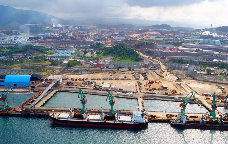 Pelabuhan PT Indonesia Morowali Industrial Park (IMIP) dengan latar belakang kawasan industri terintegrasi dengan 54 pabrik.
