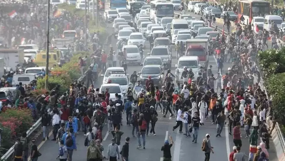 Ilustrasi massa yang blokir jalan Tol Dalam Kota