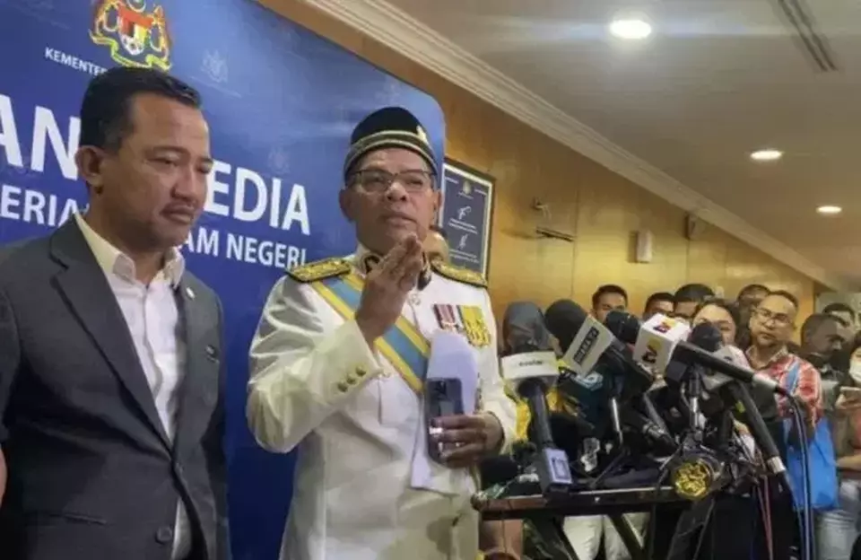 Tangkapan layar- Menteri Dalam Negeri Malaysia Saifuddin Nasution Ismail (kedua kiri) menjawab pertanyaan wartawan saat memberi keterangan pers di Putrajaya, Rabu 31 Januari 2024. 