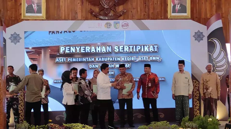 Menteri ATR/BPN Hadi Tjahjanto Serahkan Ratusan Sertifikat Tanah Di ...