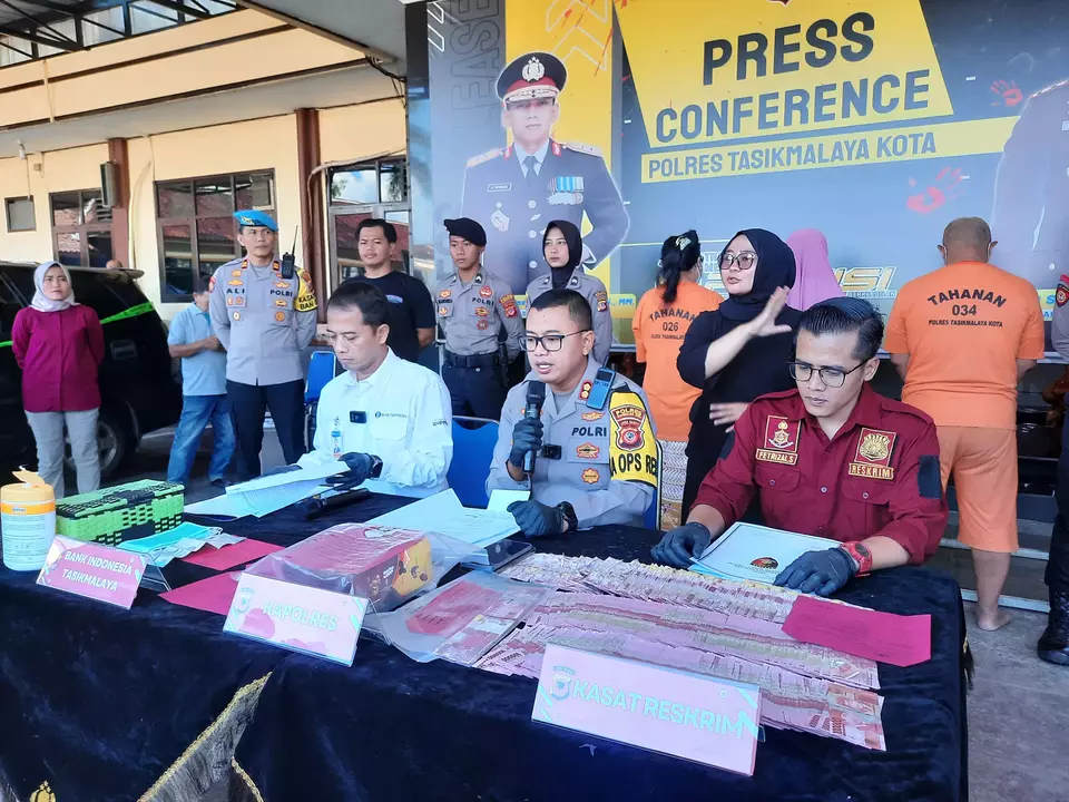 Polres Tasikmalaya Kota mengungkap kasus peredaraan uang palsu dengan barang bukti sebanyak 1.144 lembar pecahan Rp 100.000.