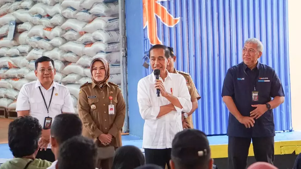 Presiden Jokowi dalam rangkaian kunjungan kerja Presiden mengecek ketersediaan cadangan beras pemerintah di gudang Bulog Telukan Sukoharjo pada Kamis, 1 Februari 2024.