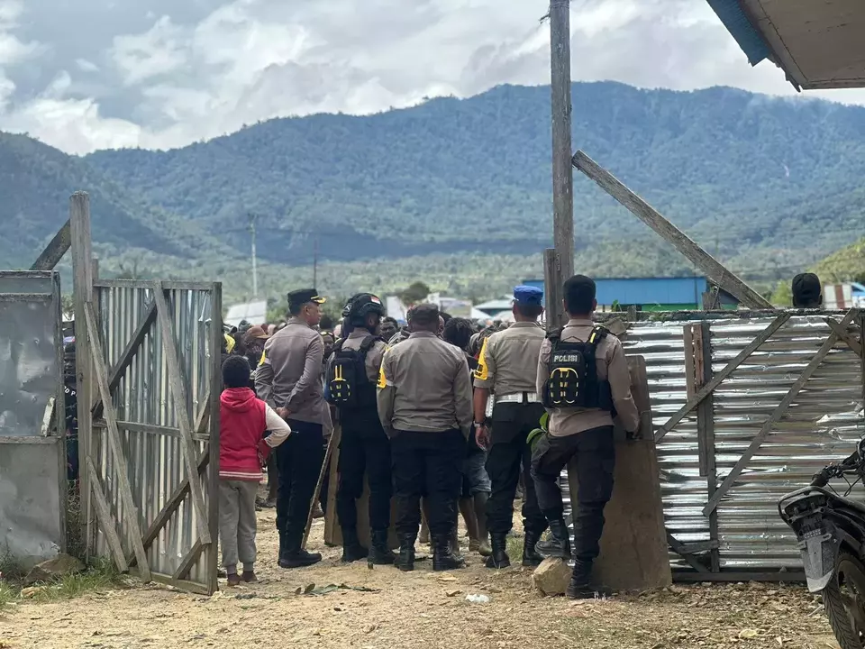 Polisi turun tangan dalam perkelahian caleg dengan pendukungnya saat kampanye di Dogiyai, Papua Tengah.