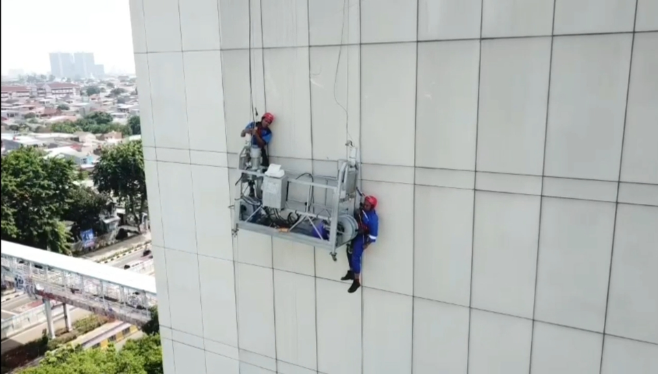 2 pekerja tersangkut di gondola saat membersihkan gedung UNJ di Rawamangun, Jakarta Timur, Jumat 2 Februari 2024.