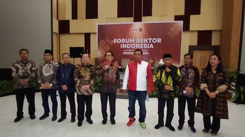 Forum Rektor Indonesia deklarasi pemilu damai dan aman  di kampus Universitas Hasanuddin, Jalan Perintis Kemerdekaan, Kecamatan Tamalanrea, Makassar, Sulawesi Selatan.