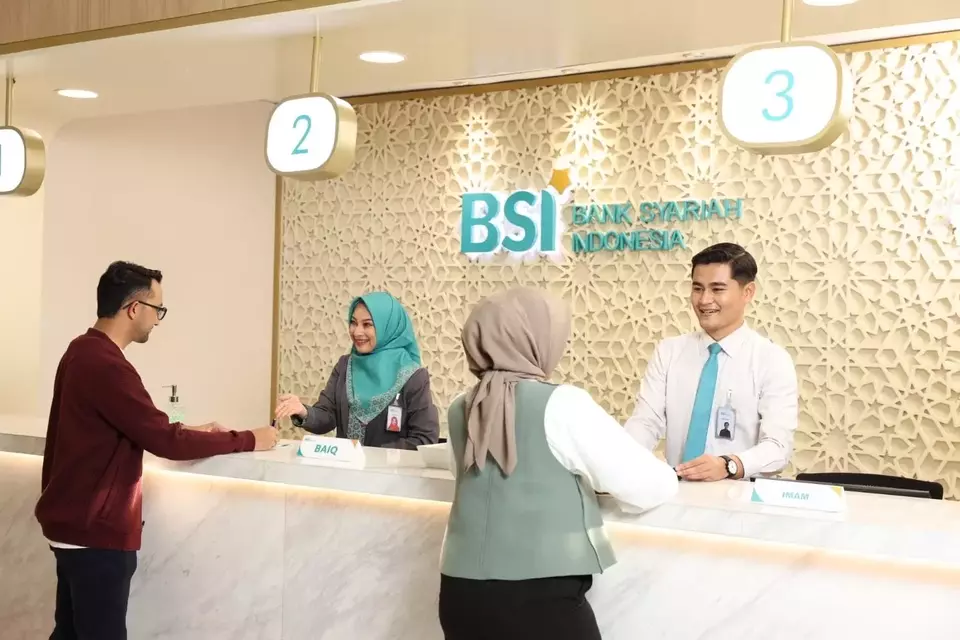 Petugas teller BSI sedang melayanani transaksi nasabah di BSI Kantor Cabang Jakarta The Tower. 