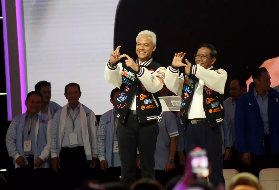 Capres Ganjar Pranowo dan cawapres Mahfud MD nomor urut 3 dalam acara debat pilpres 2024 di Jakarta Convention Center (JCC), Senayan, Jakarta Pusat, Minggu, 4 Februari 2024.