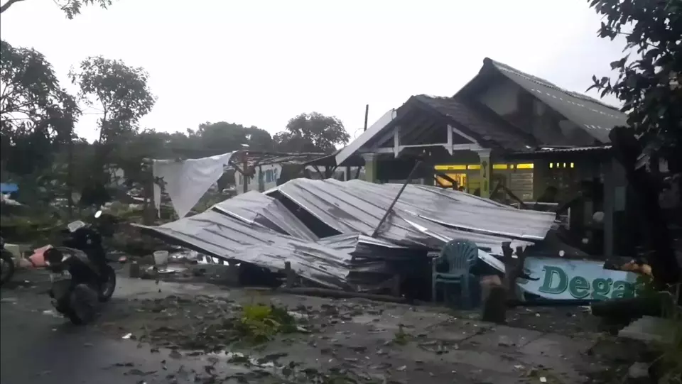 Angin puting beliung memporak-porandakan permukiman warga di kawasan Prambon, Sidoarjo, Jawa Timur, Minggu 4 Februari 2024.