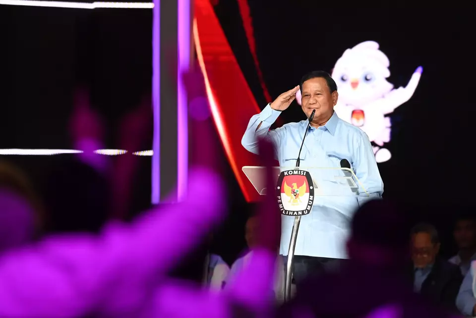 Capres nomor urut 2 Prabowo Subianto memberi hormat seusai menyampaikan pandangannya saat Debat Kelima Pilpres 2024 di Balai Sidang Jakarta Convention Center (JCC), Senayan, Jakarta, Minggu, 4 Februari 2024.