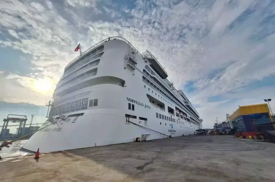 Kapal pesiar Norwegian Cruise Lane berlabuh di Pelabuhan Tanjung Priok Jakarta pada Minggu 4 Februari 2024. 