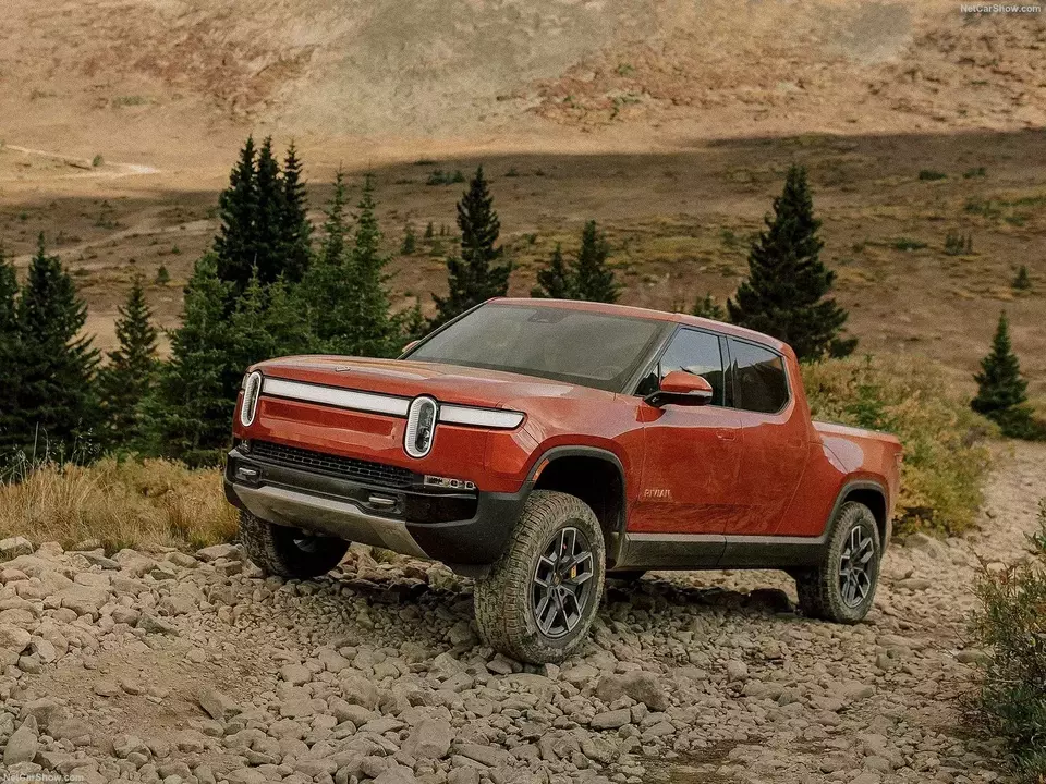 Rivian R1T merupakan mobil pikap listrik andalan Rivian yang bersaing dengan Ford F-150 Lightning dan Tesla Cybertruck. 