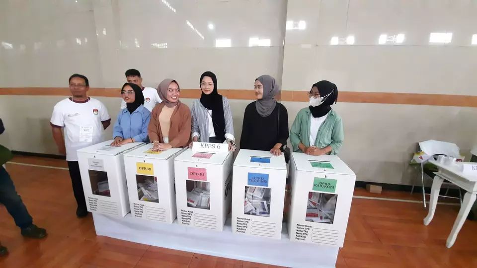 Ribuan petugas kelompok penyelengara pemungutan suara (KPPS) di Kota Cimahi pada Pemilu 2024 kali ini didominasi kalangan muda dari generasi z dan milenial, Senin, 5 Februari 2024.