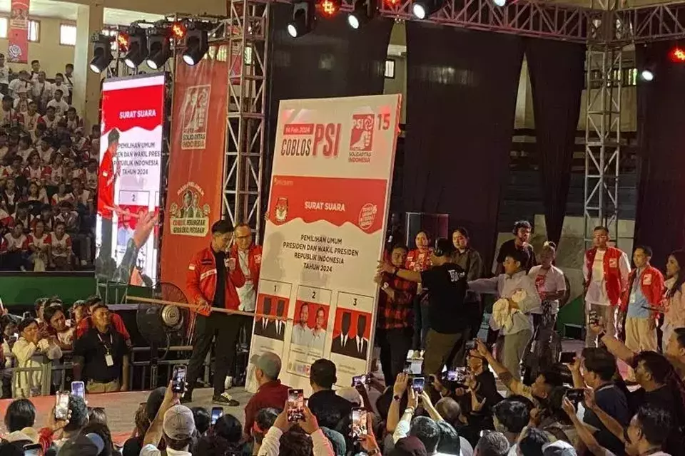 Ketua Umum DPP Partai Solidaritas Indonesia (PSI) Kaesang Pangarep mempraktikan cara mencoblos pada 14 Februari 20204, yakni dengan mencoblos gambar hidung Gibran Rakabuming Raka.