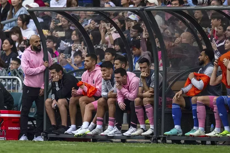 Pemain bintang klub Inter Miami Lionel Messi duduk di bangku cadangan selama pertandingan sepak bola persahabatan melawan tim Hong Kong di Stadion Hong Kong, Minggu, 4 Februari 2024.
