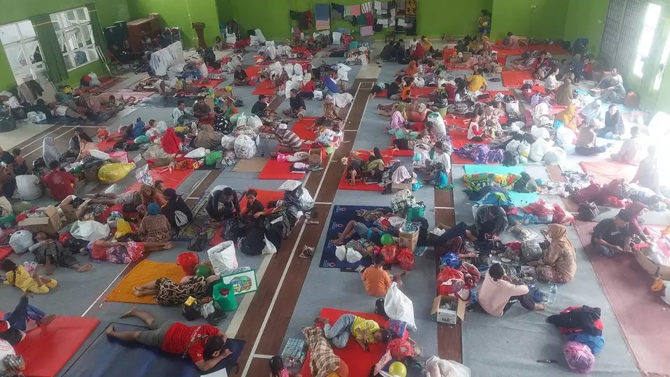 Kondisi posko pengungsian korban banjir Demak di Balai Desa Jati Wetan Kudus. 
