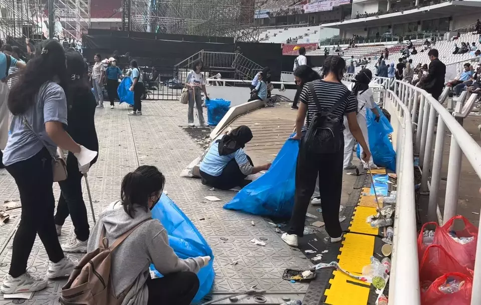 Pendukung paslon 02 Prabowo- Gibran sigap berinisiatif membersihkan sampah, usai kampanye akbar di Gelora Bung Karno Jakarta, pada Sabtu 10 Februari 2024.