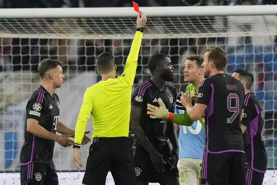 Bek Bayern Muenchen Dayot Upamecano (tengah) mendapatkan kartu merah dari wasit Francois Letexier saat pertandingan leg pertama babak 16 besar Liga Champions melawan Lazio di Stadion Olimpico, Roma, Italia, Rabu 14 Februari 2024. 


