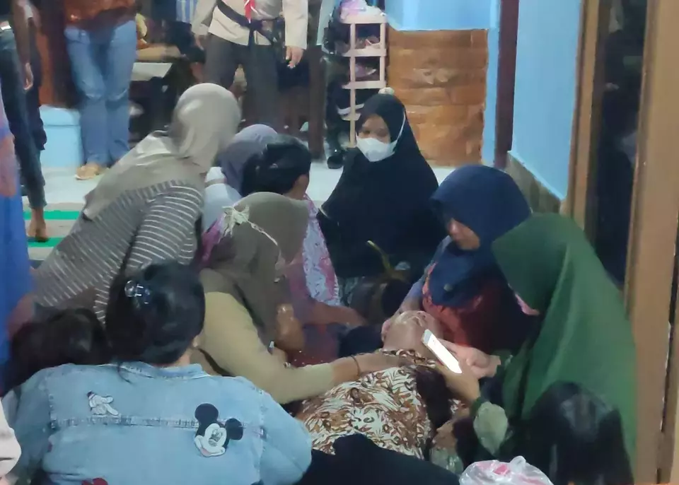 Orang tua dari siswi SD  di Indramayu, Jawa Barat, yang tenggelam di Sungai Penarikan saat mengikuti kegiatan Pramuka, histeris, Sabtu 17 Februari 2024.