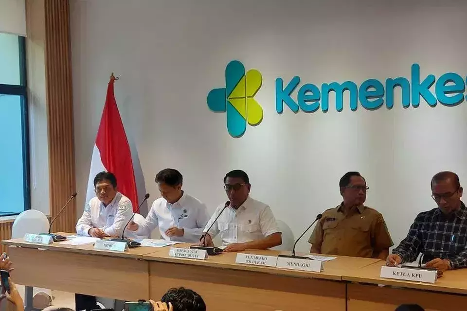 Kepala Staf Kepresidenan Moeldoko (tengah berbicara) dalam konferensi pers di Gedung Kementerian Kesehatan, Kuningan, Jakarta, Senin, 19 Februari 2024.