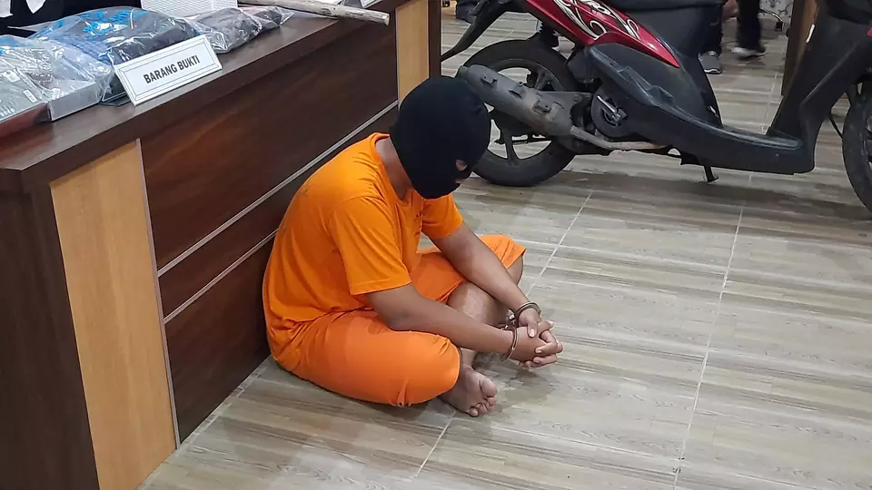 Pelajar berinisial JMS (18 tahun) asal warga Kelurahan Banaran, Kecamatan Pesantren, Kota Kediri, Jawa Timur, ditetapkan sebagai tersangka atas kasus upaya pembobolan mesin anjungan tunai mandiri (ATM).