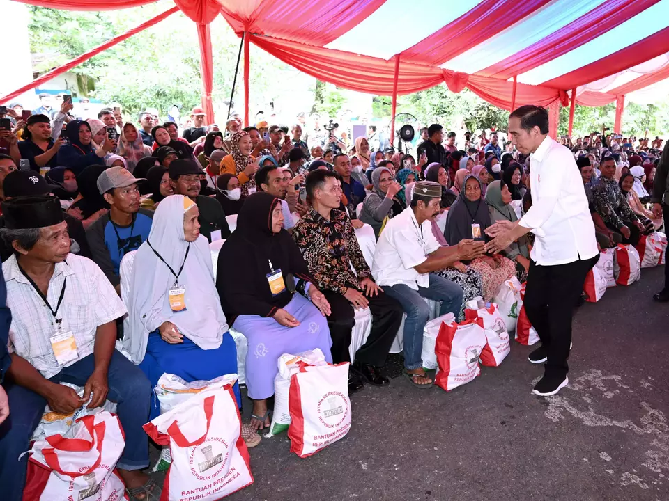 Presiden Joko Widodo (Jokowi) menyerahkan bantuan pangan cadangan beras pemerintah kepada keluarga penerima manfaat (KPM) di Gudang Bulog Batangase, Kabupaten Maros, Sulawesi Selatan, pada Kamis, 22 Februari 2024.