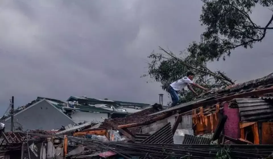 Warga memeriksa atap rumanya yang rusak pascaputing beliung yang terjadi di Rancaekek, Kabupaten Bandung, Jawa Barat, Rabu, 21 Februari 2024.
