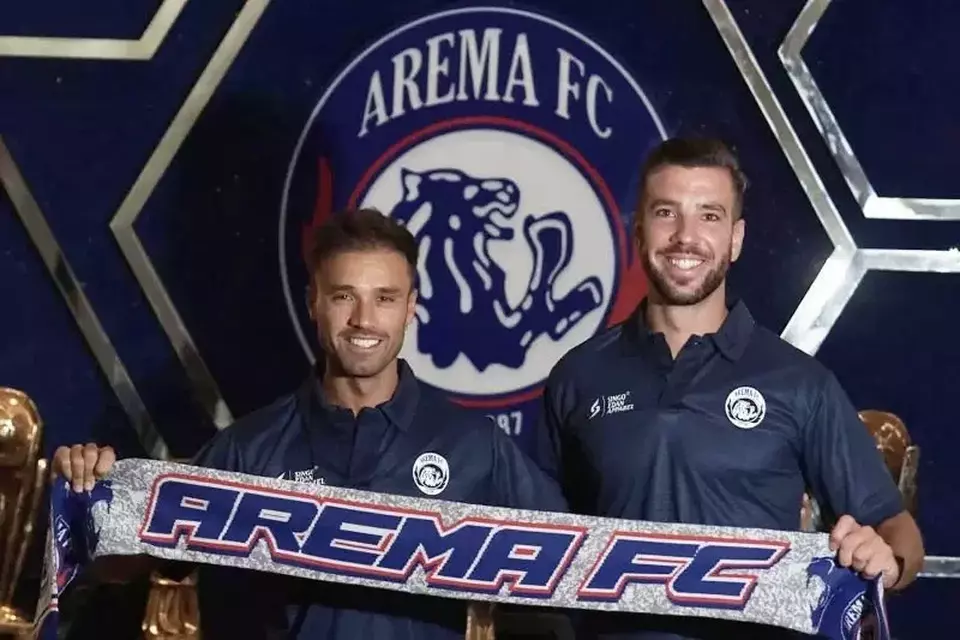 Asisten pelatih Arema FC Daniel Chaves (kanan) dan Nelson Leitao saat bergabung dengan skuad Arema FC