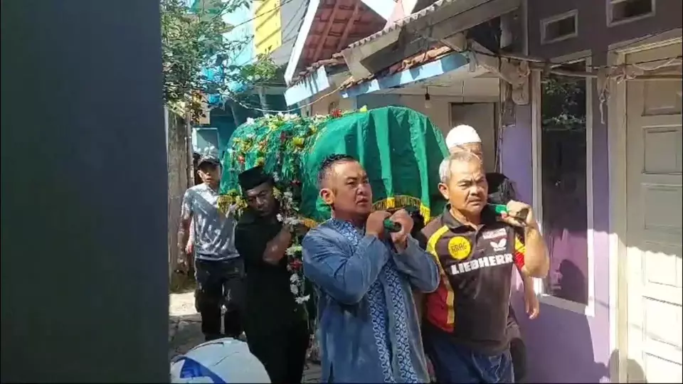 Seorang petugas Perlindungan Masyarakat (Linmas) Ridwan (61) warga Kampung Nyenyerean, Kelurahan Leuwigajah, Kota Cimahi, Jawa Barat meninggal dunia diduga kelelahan menjaga kotak suara. 