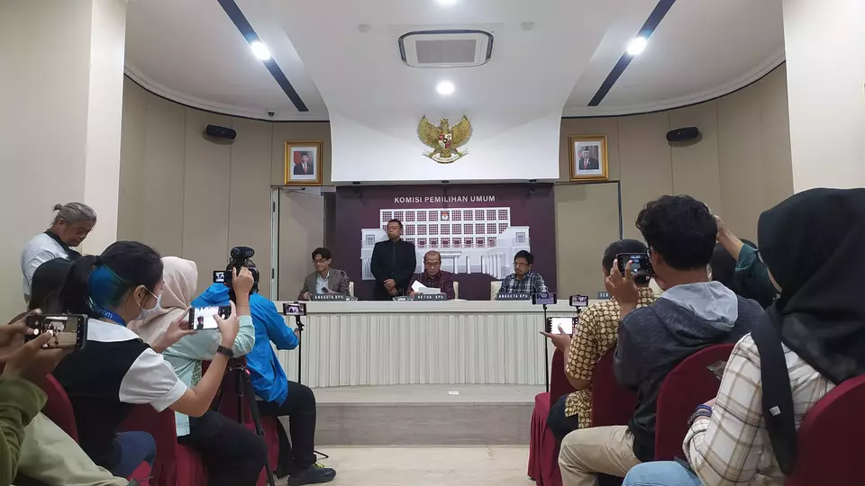 Ketua Komisi Pemilihan Umum (KPU) Hasyim Asy'ari (tengah) dalam keterangan persnya di gedung KPU, Jakarta Pusat, Jumat, 23 Februari 2024.