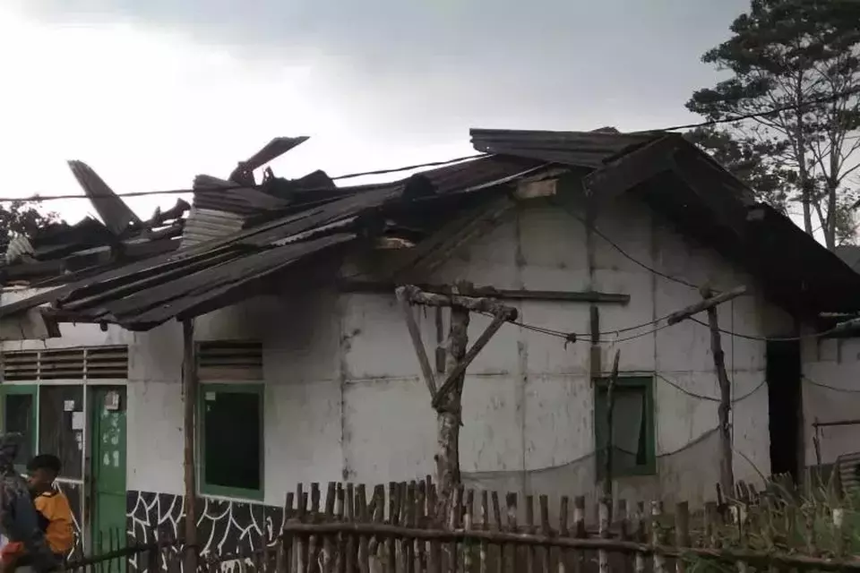 Sebuah rumah mengalami kerusakan pada bagian atap usai diterjang angin puting beliung di Kampung Citawa, Desa Tarumajaya, Kecamatan Kertasari, Kabupaten Bandung, Minggu, 25 Februari 2024.