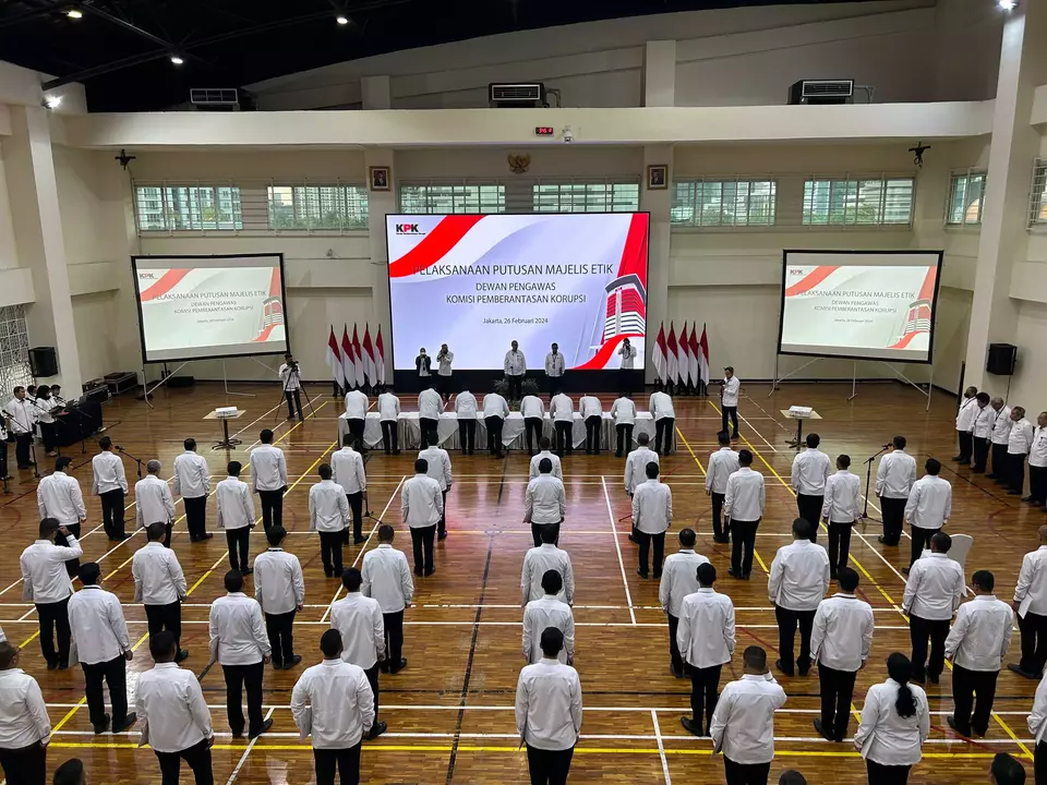 Sebanyak 78 pegawai Komisi Pemberantasan Korupsi (KPK) menyampaikan permintaan maaf secara langsung dan terbuka atas pelanggaran etik yang mereka lakukan di Gedung Juang KPK, Jakarta, Senin, 26 Februari 2024.