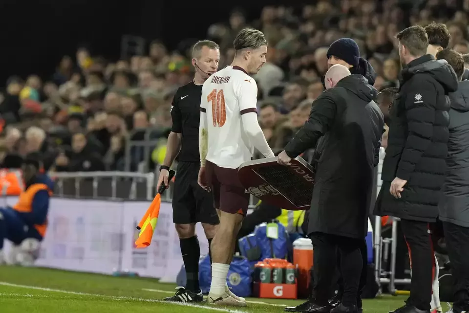 Gelandang Manchester City, Jack Grealish ditarik keluar dalam pertandingan Piala FA kontra Luton Town.