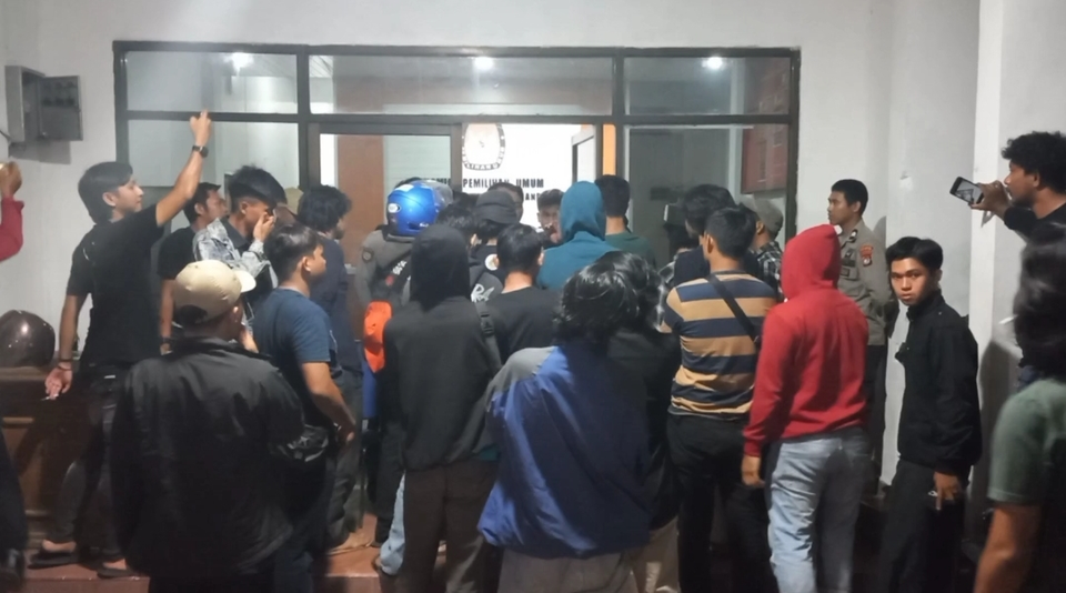 Massa mahasiswa mencoba menerobos masuk ke tempat rekapitulasi suara Pemilu 2024 di Polewali Mandar, Sulawesi Barat, Sabtu, 3 Maret 2024.