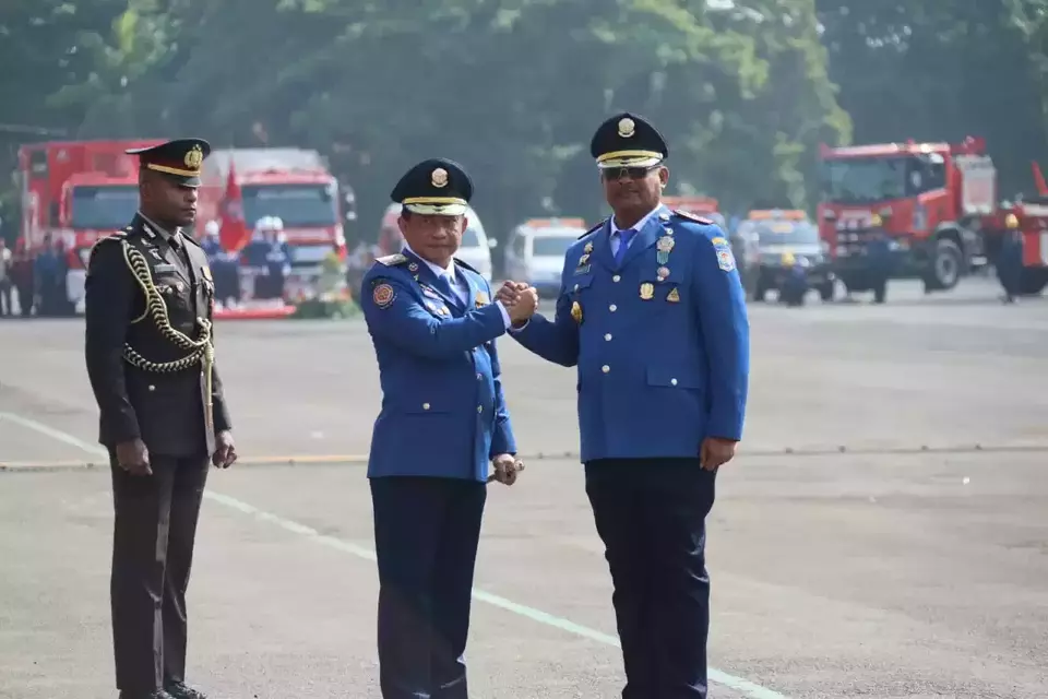 Mendagri Tito Karnavian memberikan tanda kehormatan Satyalancana Wira Karya Bidang Pemerintahan Dalam Pengelolaan Perkotaan dan Batas Daerah kepada Dirjen Bina Administrasi Kewilayahan yang juga pembina pemadam kebakaran dan penyelamatan seluruh Indonesia.
