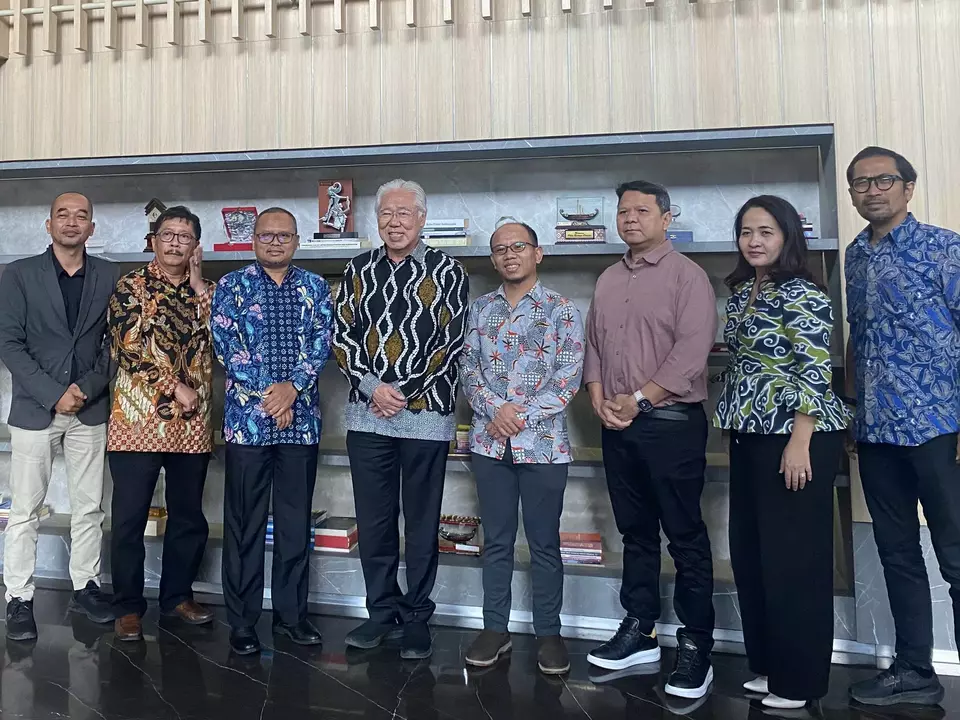Menteri Perdagangan periode 2016-2019 sekaligus Executive Chairman B-Universe Enggartiasto Lukita bersama para narasumber seusai Investor Daily Focus Group Discussion (FGD) di el Building, Jakarta Selatan, Rabu 6 Maret 2024.