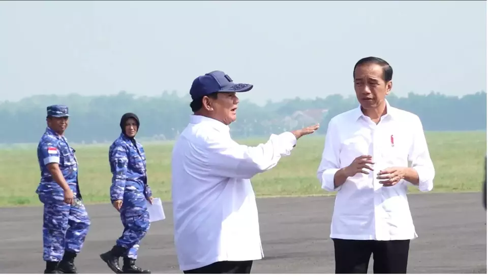 Menteri Pertahanan Prabowo Subianto mendampingi Presiden Joko Widodo meninjau alutsista TNI AU di Lanud Iswahjudi, Madiun, Jumat, 8 Maret 2024.