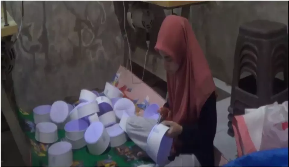 Permintaan songkok kalbut, asal Dusun Panjen, Kecamatan Sempu, Banyuwangi, Jawa Timur, mengalami peningkatan signifikan menjelang Ramadan, Minggu, 10 Maret 2024.