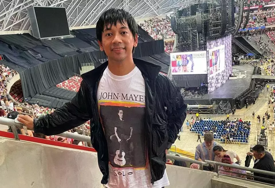 Rian D'Masiv mengenakan kaus bergambar John Meyer saat menonton konser Taylor Swift di Singapura.
