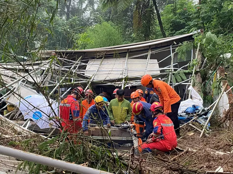 Hujan deras yang mengguyur kawasan Bogor dan Puncak menyebabkan longsor di lokasi wisata air terjun HeHa Waterfall di desa Cibeureum, Kecamatan Cisarua, Kabupaten Bogor, Jawa Barat,  Senin, 11 Maret 2024.