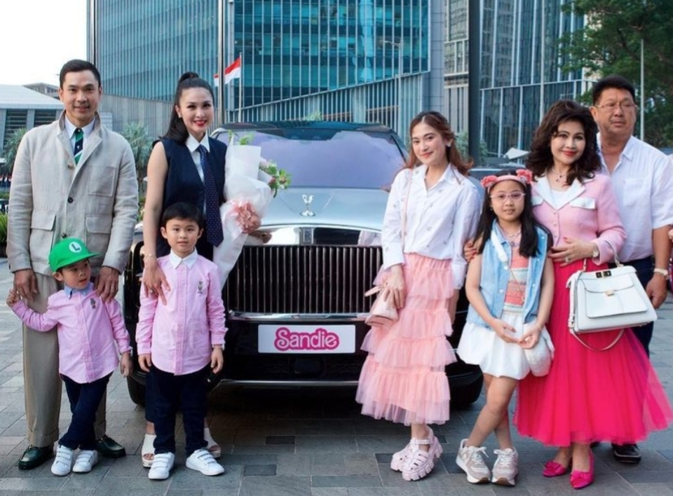 Rolls-Royce yang disita Kejaksaan Agung atas kasus korupsi yang dilakukan Harvey Moeis ternyata merupakan kado buat selebritas Sandra Dewi.