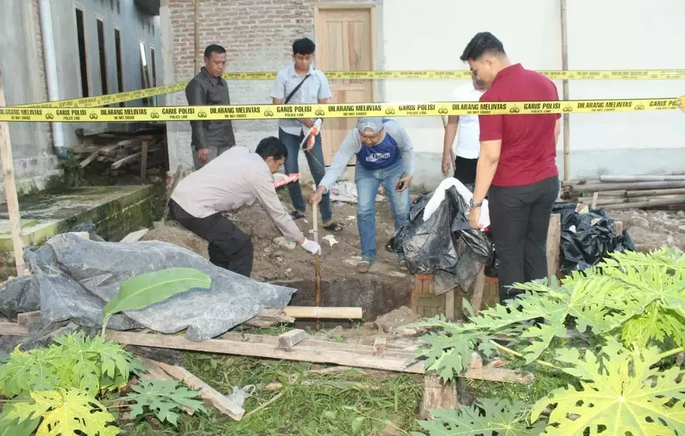 Petugas memeriksa llubang septic tank di Kabupaten Pringsewu, Lampung, tempat jenazah balita ditemukan.