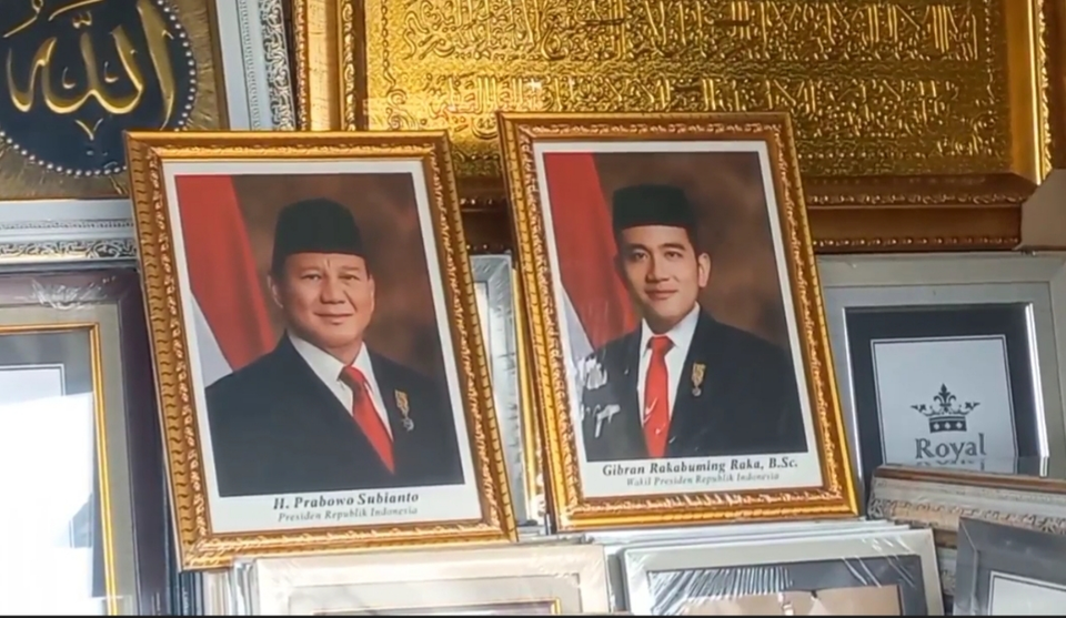 Bingkai foto presiden terpilih Prabowo Subianto dan wakil presiden terpilih Gibran Rakabuming Raka mulai dipajang beberapa pedagang di Pasar Jatinegara, Jakarta Timur, Rabu, 24 April 2024.