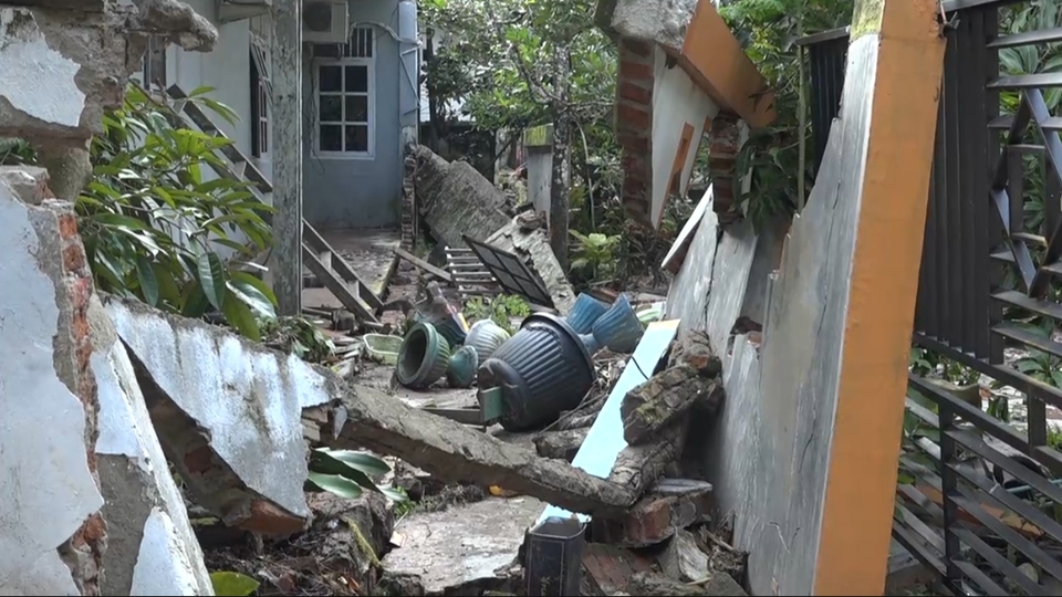 Banjir bandang di Kabupaten Enrekang, Sulawesi Selatan (Sulsel) membuat sejumlah rumah dan perabotan warga rusak, Minggu, 28 April 2024. 
