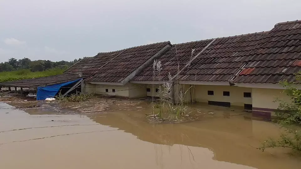 Banjir akibat luapan sungai Cidurian yang merendam permukiman warga di Desa Cikande, Kecamatan Jayanti, Kabupaten Tangerang, Banten mulai meluas pada Minggu, 28 April 2024. 