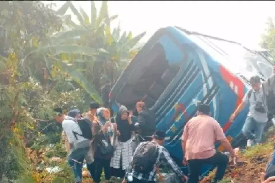 Korban kecelakaan sedang dilakukan evakuasi oleh petugas di Tol Tangerang Merak (Tamer), Selasa 21 Mei 2024.